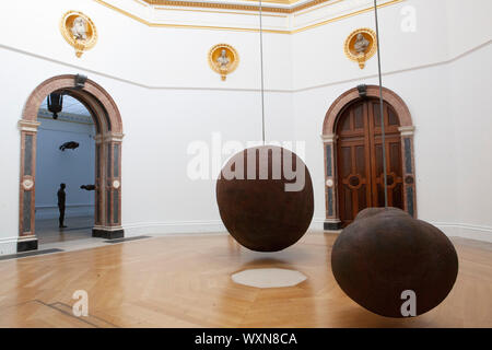 Antony Gormley, eine retrospektive Ausstellung von Skulpturen des britischen Künstlers und Arbeiten auf Papier, öffnet sich an der Royal Academy, Piccadilly am 21. September. Hier gesehen, 'Körper' (1991) und "Frucht" (1993), im achteckigen Galerie ausgesetzt. Stockfoto