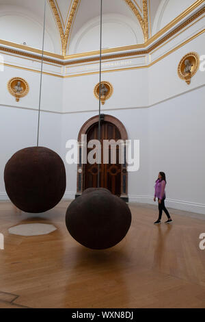 Antony Gormley, eine retrospektive Ausstellung von Skulpturen des britischen Künstlers und Arbeiten auf Papier, öffnet sich an der Royal Academy, Piccadilly am 21. September. Hier gesehen, 'Körper' (1991) und "Frucht" (1993), im achteckigen Galerie ausgesetzt. Stockfoto