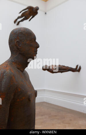 Antony Gormley, eine retrospektive Ausstellung von Skulpturen des britischen Künstlers und Arbeiten auf Papier, öffnet sich an der Royal Academy, Piccadilly am 21. September. Hier gesehen, 'Lost Horizoin I' (2008), eine Reihe von Figuren aus der eigenen Gormley Körper gegossen und arrangiert auf den Fußböden, den Wänden und Glas dach der Galerie. Stockfoto