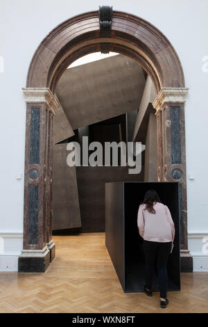 Antony Gormley, eine retrospektive Ausstellung von Skulpturen des britischen Künstlers und Arbeiten auf Papier, öffnet sich an der Royal Academy, Piccadilly am 21. September. Hier gesehen, "Höhle" (2019) ein Labyrinth - Skulptur aus dem gewalzten Stahl. Stockfoto