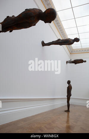 Antony Gormley, eine retrospektive Ausstellung von Skulpturen des britischen Künstlers und Arbeiten auf Papier, öffnet sich an der Royal Academy, Piccadilly am 21. September. Hier gesehen, 'Lost Horizoin I' (2008), eine Reihe von Figuren aus der eigenen Gormley Körper gegossen und arrangiert auf den Fußböden, den Wänden und Glas dach der Galerie. Stockfoto