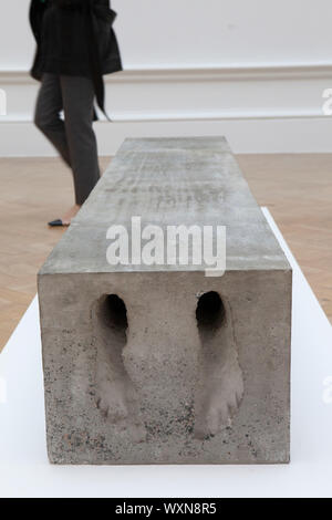 Antony Gormley, eine retrospektive Ausstellung von Skulpturen des britischen Künstlers und Arbeiten auf Papier, öffnet sich an der Royal Academy, Piccadilly am 21. September. Hier gesehen, eine in einer Reihe von Arbeiten in Beton, die Abdrücke von den menschlichen Körper. Stockfoto