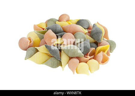 Raw bunte Nudeln, auf weißem Hintergrund mit Freistellungspfad enthalten. Stockfoto
