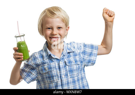 Ein gesunder süße junge hält ein grüner Smoothie oder Säfte und seine Muskeln. Isoliert auf weiss. Stockfoto