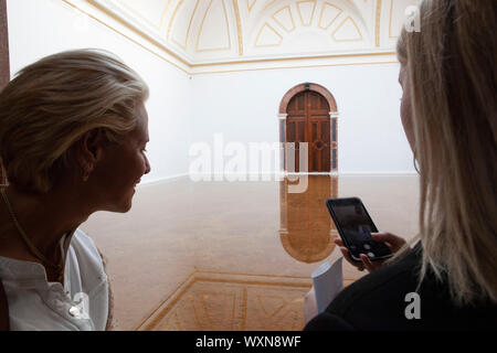 Antony Gormley, eine retrospektive Ausstellung von Skulpturen des britischen Künstlers und Arbeiten auf Papier, öffnet sich an der Royal Academy, Piccadilly am 21. September. Hier gesehen, 'Host' (2019), eine Installation von Atlantischen Ozean Meer Wasser über ein Bett von Ton, Überschwemmungen und spiegelt einen ganzen Raum der Galerie. Stockfoto