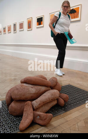 Antony Gormley, eine retrospektive Ausstellung von Skulpturen des britischen Künstlers und Arbeiten auf Papier, öffnet sich an der Royal Academy, Piccadilly am 21. September. Hier gesehen, "Pile II" (2018) und verschiedene Zeichnungen. Stockfoto