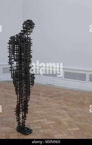 Antony Gormley, eine retrospektive Ausstellung von Skulpturen des britischen Künstlers und Arbeiten auf Papier, öffnet sich an der Royal Academy, Piccadilly am 21. September. Hier gesehen, 'Subject II" (2019). Stockfoto