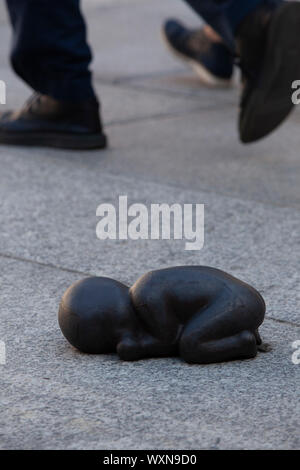 Antony Gormley, eine retrospektive Ausstellung von Skulpturen des britischen Künstlers und Arbeiten auf Papier, öffnet sich an der Royal Academy, Piccadilly am 21. September. Hier gesehen, 'Eisernen Baby" (1999), Tochter des Künstlers basieren, wenn Sie 6 Tage alt war. Stockfoto