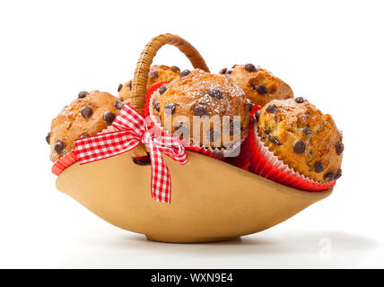 Muffins in einem Korb isoliert auf weißem Hintergrund Stockfoto