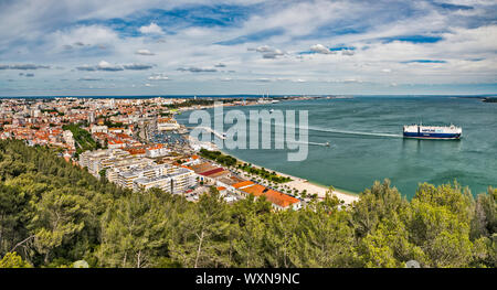 Stadt Setubal über Sado, Neptun Horizont Schiff, Fahrzeug Carrier, Blick vom Castelo Sao Filipe, Setubal, Region Lissabon, Portugal Stockfoto