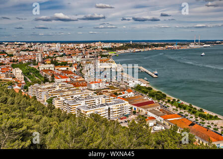 Stadt Setubal über Sado, Blick vom Castelo Sao Filipe, Setubal, Region Lissabon, Portugal Stockfoto