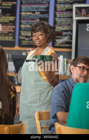Wunderschöne Barista Schürze im Kaffeehaus Stockfoto