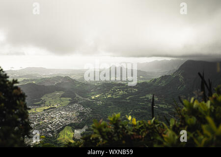 Dramatische moody Blick auf Kaneohe und Ho'omaluhia Botanical Gardenin Oahu, Hawaii. Stockfoto