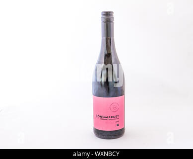 Alberton, Südafrika - eine Flasche Longmarket cabernet sauvignon Rotwein für Woolworth Stores produziert auf weißem Hintergrund Stockfoto