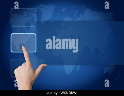 Hand Drücken einer Touchscreen auf blauem Hintergrund mit Weltkarte Stockfoto