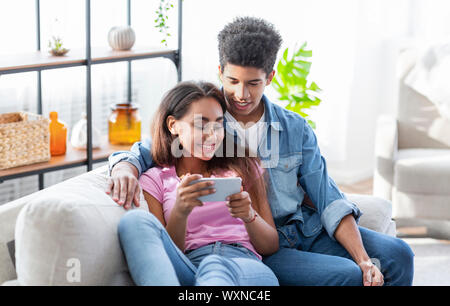 Paar jugendliche Videos online auf dem Smartphone Stockfoto