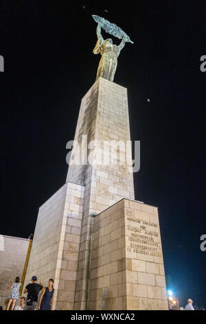 BUDAPEST, Ungarn - 19 August, 2019: Liberty Statue auf den Gellertberg. Budapest bei Nacht Stockfoto