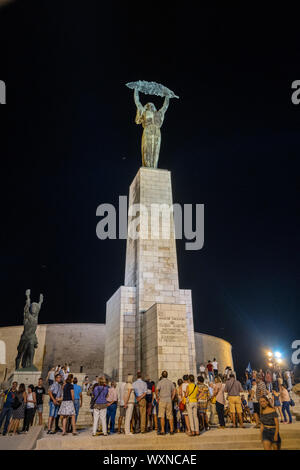 BUDAPEST, Ungarn - 19 August, 2019: Liberty Statue auf den Gellertberg. Budapest bei Nacht Stockfoto