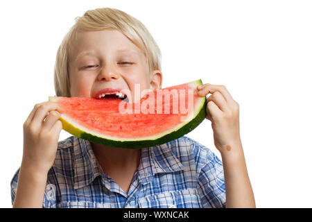 Ein kleiner Junge mit großen Bissen von saftige Scheibe Wassermelone. Isoliert auf weiss. Stockfoto