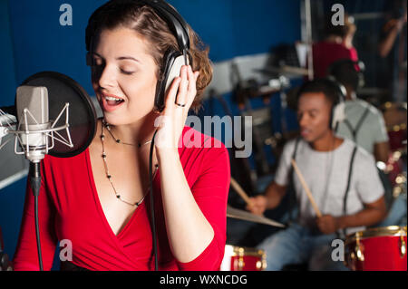 Weibliche Playback Sängerin aufzeichnen von Tracks Stockfoto
