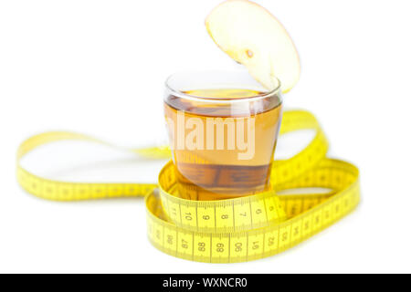 Maßband, Äpfel und Glas Apfelsaft isoliert auf weiss Stockfoto