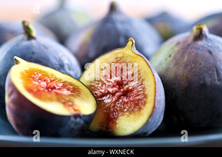 Detailansicht der Feigen in Scheiben geschnitten, in der Mitte auf einem blauen Teller Stockfoto