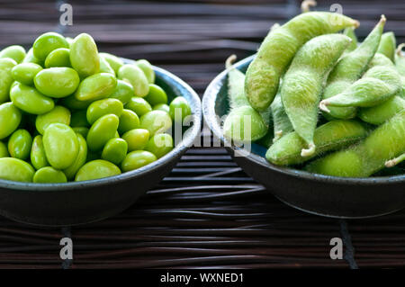 Edamame Sojabohnen geschält und mit Hülsen in Schalen Stockfoto