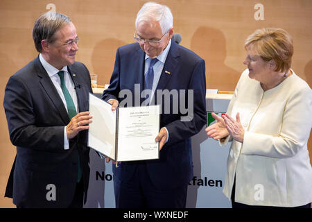 Armin Laschet, Klaus Topfer und Angela Merkel bei der Präsentation der Staatspreis des Landes Nordrhein-Westfalen im Jahr 2019 an Klaus Topfer im Wccb. Bonn, 16.09.2019 | Verwendung weltweit Stockfoto