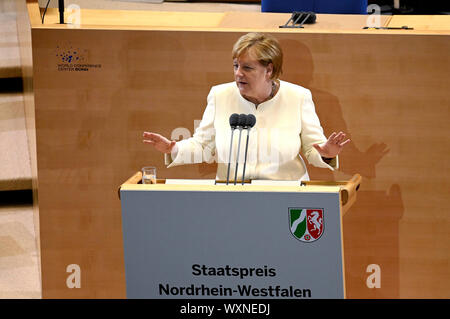 Angela Merkel bei der Vergabe des Staatspreis des Landes Nordrhein-Westfalen im Jahr 2019 an Klaus Topfer im Wccb. Bonn, 16.09.2019 | Verwendung weltweit Stockfoto