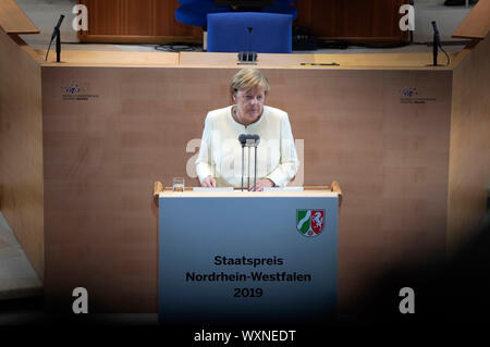 Angela Merkel bei der Vergabe des Staatspreis des Landes Nordrhein-Westfalen im Jahr 2019 an Klaus Topfer im Wccb. Bonn, 16.09.2019 | Verwendung weltweit Stockfoto