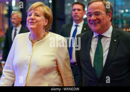 Angela Merkel und Armin Laschet bei der Verleihung des Staatspreis des Landes Nordrhein-Westfalen im Jahr 2019 an Klaus Topfer im Wccb. Bonn, 16.09.2019 | Verwendung weltweit Stockfoto