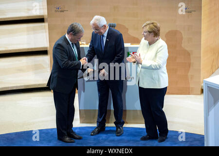Armin Laschet, Klaus Topfer und Angela Merkel bei der Präsentation der Staatspreis des Landes Nordrhein-Westfalen im Jahr 2019 an Klaus Topfer im Wccb. Bonn, 16.09.2019 | Verwendung weltweit Stockfoto