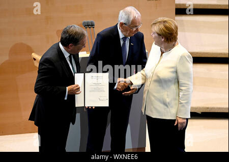 Armin Laschet, Klaus Topfer und Angela Merkel bei der Präsentation der Staatspreis des Landes Nordrhein-Westfalen im Jahr 2019 an Klaus Topfer im Wccb. Bonn, 16.09.2019 | Verwendung weltweit Stockfoto