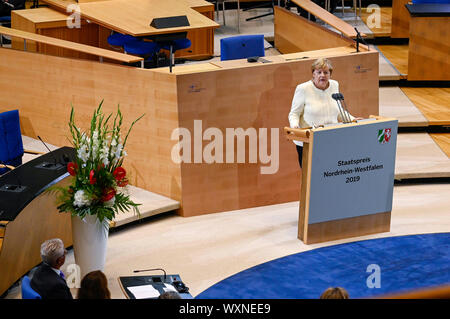 Angela Merkel bei der Vergabe des Staatspreis des Landes Nordrhein-Westfalen im Jahr 2019 an Klaus Topfer im Wccb. Bonn, 16.09.2019 | Verwendung weltweit Stockfoto