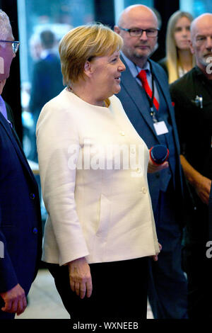 Angela Merkel bei der Vergabe des Staatspreis des Landes Nordrhein-Westfalen im Jahr 2019 an Klaus Topfer im Wccb. Bonn, 16.09.2019 | Verwendung weltweit Stockfoto