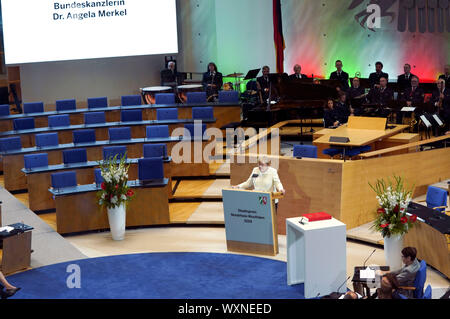 Angela Merkel bei der Vergabe des Staatspreis des Landes Nordrhein-Westfalen im Jahr 2019 an Klaus Topfer im Wccb. Bonn, 16.09.2019 | Verwendung weltweit Stockfoto