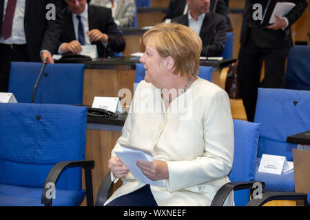 Angela Merkel bei der Vergabe des Staatspreis des Landes Nordrhein-Westfalen im Jahr 2019 an Klaus Topfer im Wccb. Bonn, 16.09.2019 | Verwendung weltweit Stockfoto