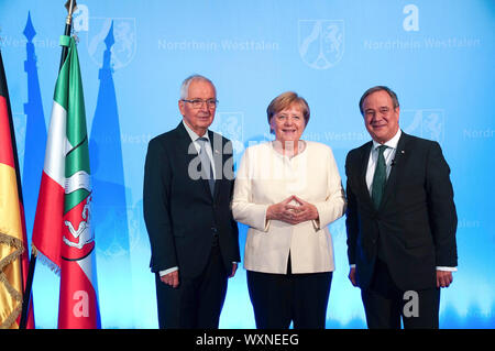 Angela Merkel, Klaus Topfer und Armin Laschet bei der Verleihung des Staatspreis des Landes Nordrhein-Westfalen im Jahr 2019 an Klaus Topfer im Wccb. Bonn, 16.09.2019 | Verwendung weltweit Stockfoto