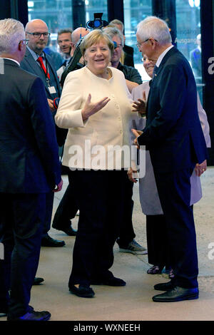 Angela Merkel bei der Vergabe des Staatspreis des Landes Nordrhein-Westfalen im Jahr 2019 an Klaus Topfer im Wccb. Bonn, 16.09.2019 | Verwendung weltweit Stockfoto