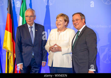 Klaus Topfer, Angela Merkel und Armin Laschet bei der Vorstellung der Staatspreis des Landes Nordrhein-Westfalen im Jahr 2019 an Klaus Topfer im Wccb. Bonn, 16.09.2019 | Verwendung weltweit Stockfoto