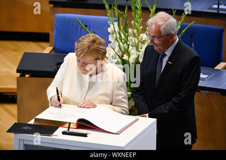 Angela Merkel und Klaus Topfer bei der Vergabe des Staatspreis des Landes Nordrhein-Westfalen im Jahr 2019 an Klaus Topfer im Wccb. Bonn, 16.09.2019 | Verwendung weltweit Stockfoto