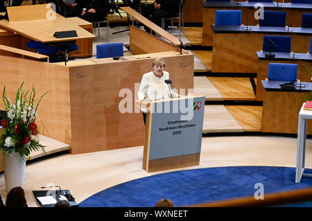 Angela Merkel bei der Vergabe des Staatspreis des Landes Nordrhein-Westfalen im Jahr 2019 an Klaus Topfer im Wccb. Bonn, 16.09.2019 | Verwendung weltweit Stockfoto
