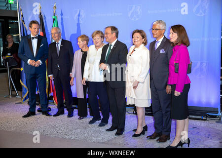 Eckart von Hirschhausen, Klaus Topfer mit Frau Mechthild, Angela Merkel, Armin Laschet mit Frau Susanne und Ashok Sridharan mit Frau Petra bei der Vergabe des Staatspreis des Landes Nordrhein-Westfalen im Jahr 2019 an Klaus Topfer im Wccb. Bonn, 16.09.2019 | Verwendung weltweit Stockfoto