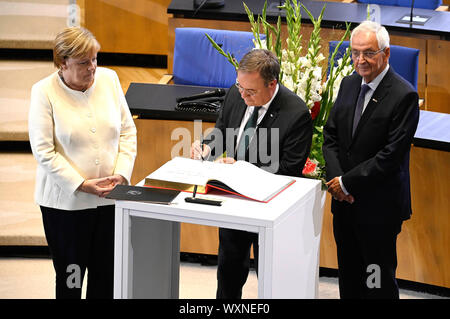 Angela Merkel, Armin Laschet und Klaus Topfer bei der Vergabe des Staatspreis des Landes Nordrhein-Westfalen im Jahr 2019 an Klaus Topfer im Wccb. Bonn, 16.09.2019 | Verwendung weltweit Stockfoto