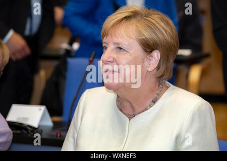Angela Merkel bei der Vergabe des Staatspreis des Landes Nordrhein-Westfalen im Jahr 2019 an Klaus Topfer im Wccb. Bonn, 16.09.2019 | Verwendung weltweit Stockfoto
