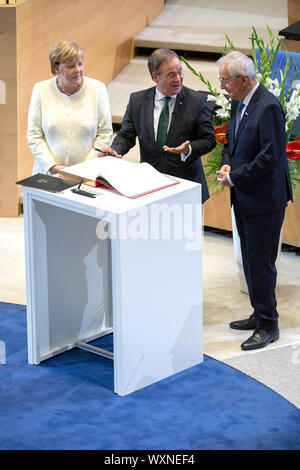 Angela Merkel, Armin Laschet und Klaus Topfer bei der Vergabe des Staatspreis des Landes Nordrhein-Westfalen im Jahr 2019 an Klaus Topfer im Wccb. Bonn, 16.09.2019 | Verwendung weltweit Stockfoto