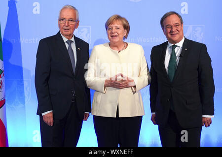 Angela Merkel, Klaus Topfer und Armin Laschet bei der Verleihung des Staatspreis des Landes Nordrhein-Westfalen im Jahr 2019 an Klaus Topfer im Wccb. Bonn, 16.09.2019 | Verwendung weltweit Stockfoto