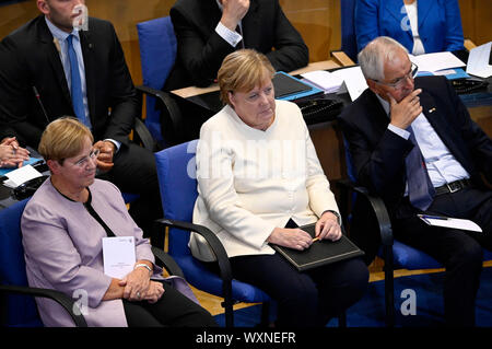 Mechthild Topfer, Angela Merkel und Klaus Topfer, bei der Präsentation der Staatspreis des Landes Nordrhein-Westfalen im Jahr 2019 an Klaus Topfer im Wccb. Bonn, 16.09.2019 | Verwendung weltweit Stockfoto