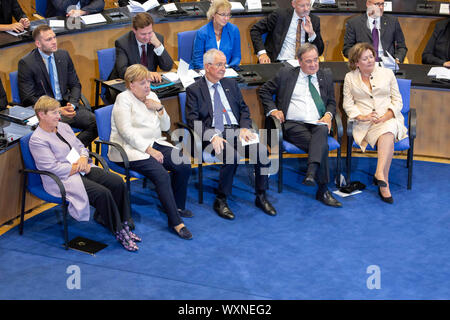 Mechthild Topfer, Angela Merkel, Klaus Topfer und Armin Laschet mit Frau Susanne Topfer, bei der Präsentation der Staatspreis des Landes Nordrhein-Westfalen im Jahr 2019 an Klaus Topfer im Wccb. Bonn, 16.09.2019 | Verwendung weltweit Stockfoto