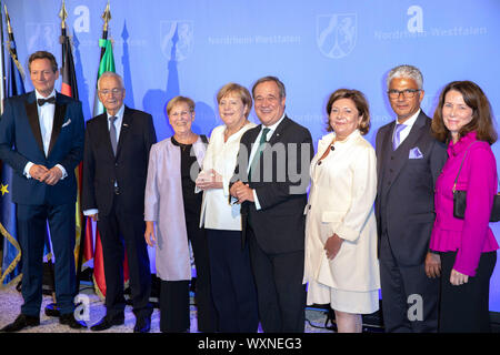 Eckart von Hirschhausen, Klaus Topfer mit Frau Mechthild, Angela Merkel, Armin Laschet mit Frau Susanne und Ashok Sridharan mit Frau Petra bei der Vergabe des Staatspreis des Landes Nordrhein-Westfalen im Jahr 2019 an Klaus Topfer im Wccb. Bonn, 16.09.2019 | Verwendung weltweit Stockfoto